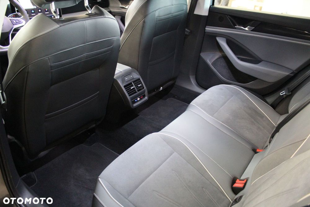 Volkswagen Passat Variant 2.0 TDI SCR Business DSG - 16