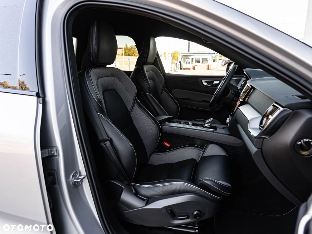 Volvo XC 60 B4 B Plus Dark - 26