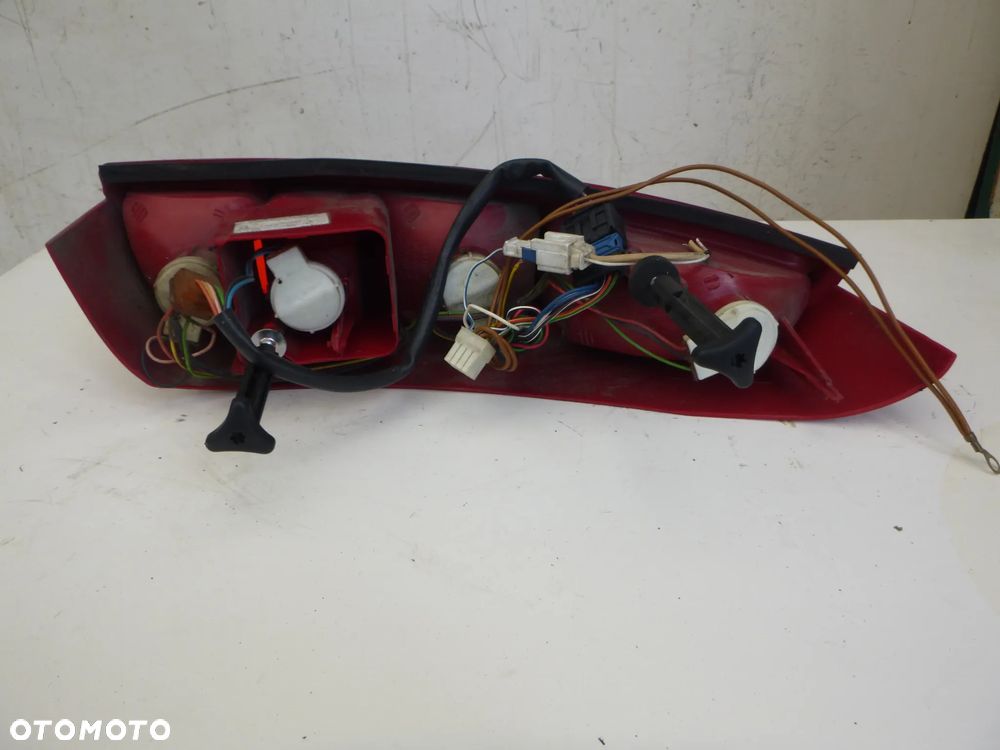 Peugeot 807 05 r. lampa prawy tył - 2