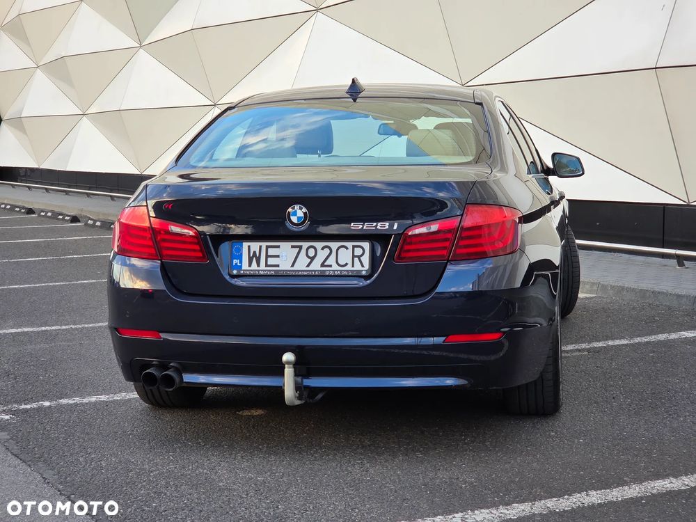 BMW Seria 5 528i xDrive - 28