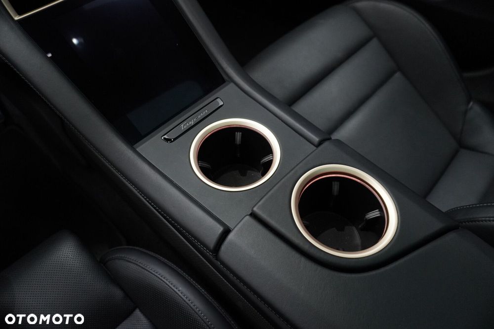 Porsche Taycan Turbo S - 24