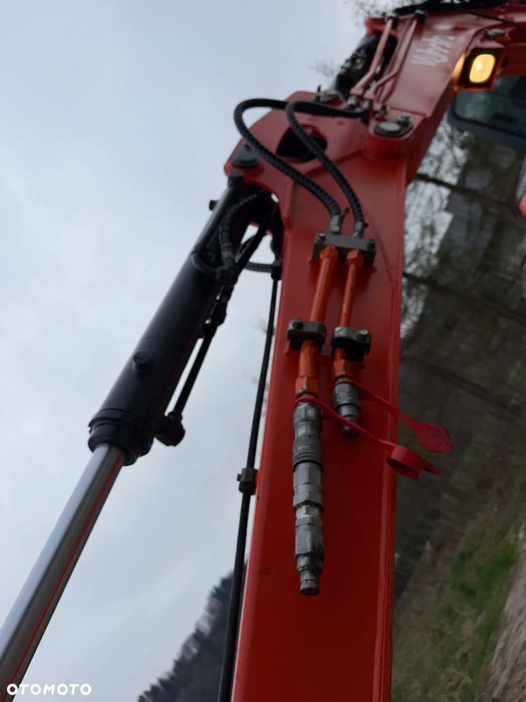 Kubota U55-4. koparka 5,5 tony. 2016 rok. 2300 mtg! KLIMATYZACJA. Długie ramie plus! 3sekcje Hydrauliczne. zamki na tłokach. Koparka Jak nówka sztuka. Zadbana zero zużycia. Z gospodarstwa Norweskiego. Zmiana łyżek Hydrauliczna. LENHOFF. Ani deka luzów wycieków. Szybka wolna jazda. Gąski perfekt stan. OKAZJA TANIO. Aktualna Dekra. Po serwisach eksploatacyjnych. Mocny silnik Kubota 4 cylindry! Zamki na tłokach. Wielka Okazja - 22