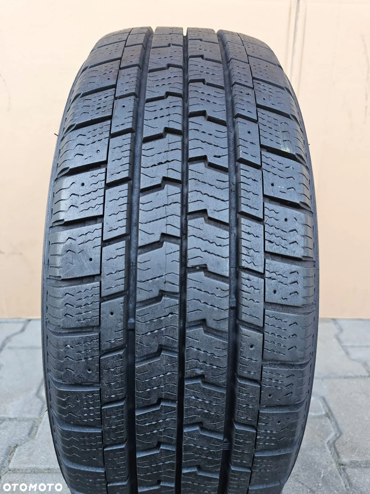(O83) 215/65R15C 104/102T 8,2mm 15r BUS / GoodYear Cargo UltraGrip Cug-2 - 2