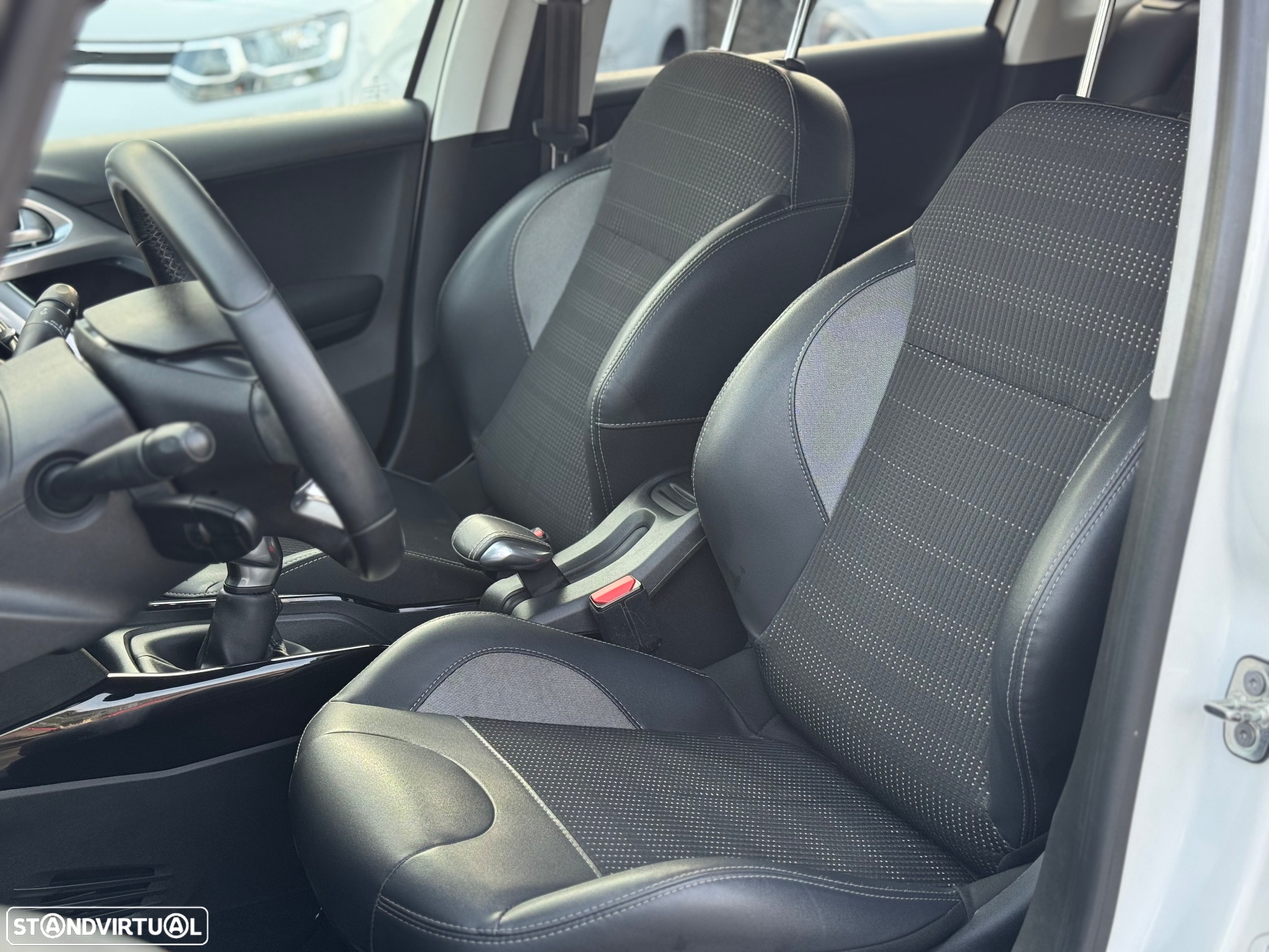 Peugeot 2008 1.2 PureTech Allure - 19
