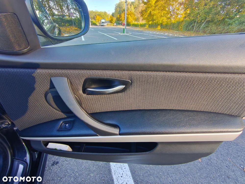 BMW Seria 3 320i Touring - 24