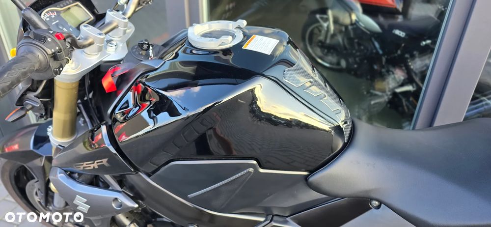 Suzuki GSR - 34