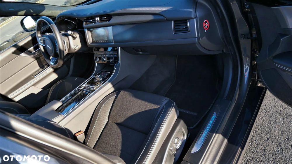 Jaguar XF 20d R-Sport - 18