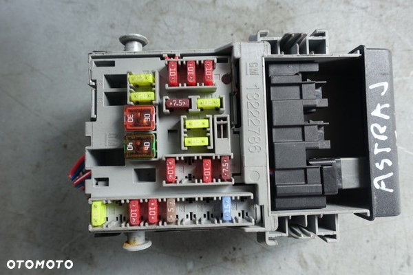 SKRZYNKA BEZPIECZNIKÓW ASTRA J 1,7CDTI  12r.