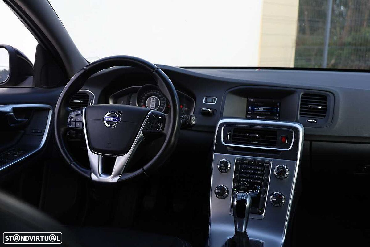 Volvo V60 2.0 D2 Momentum - 11