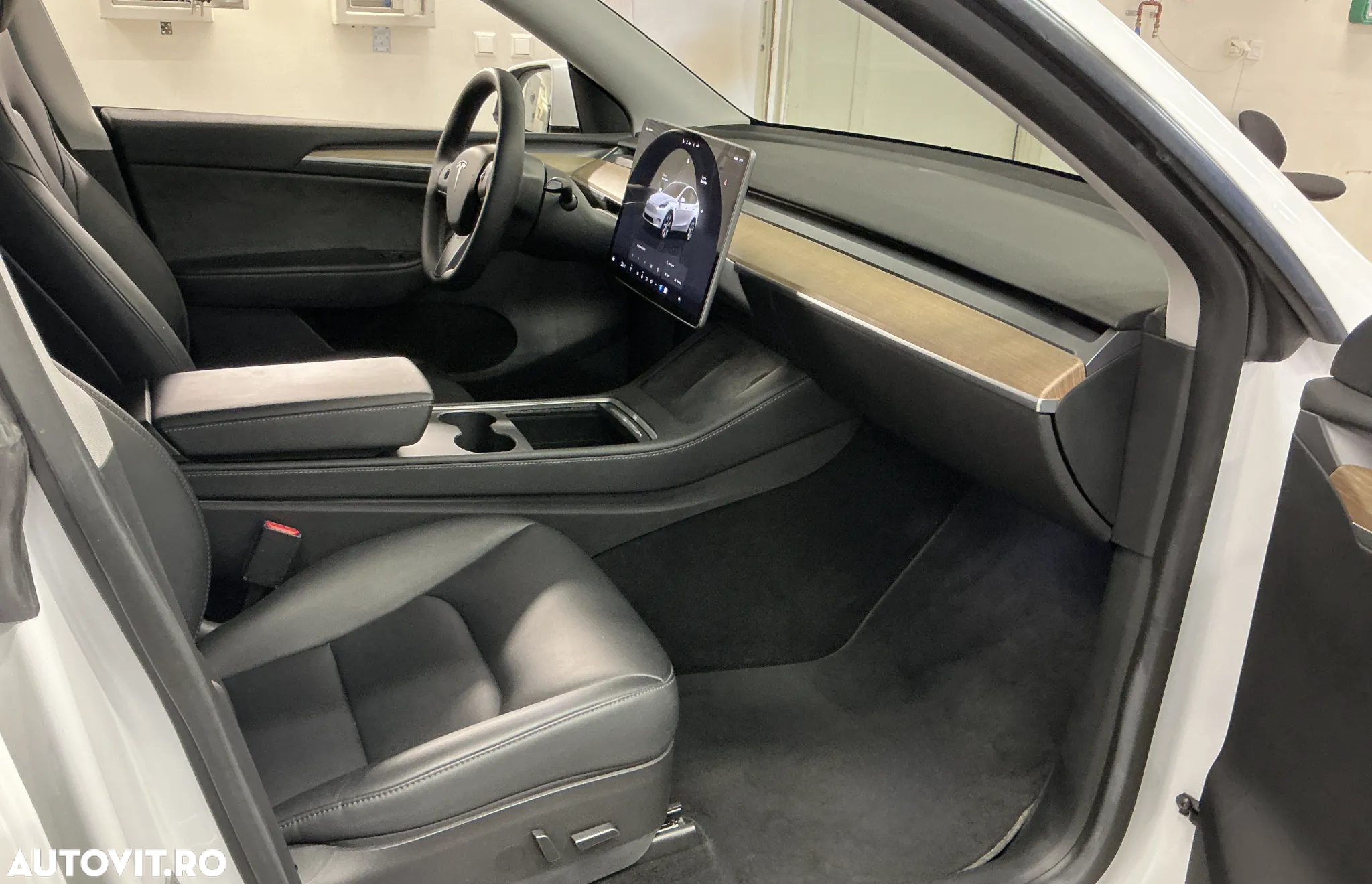 Tesla Model Y Long Range Dual Motor AWD - 8