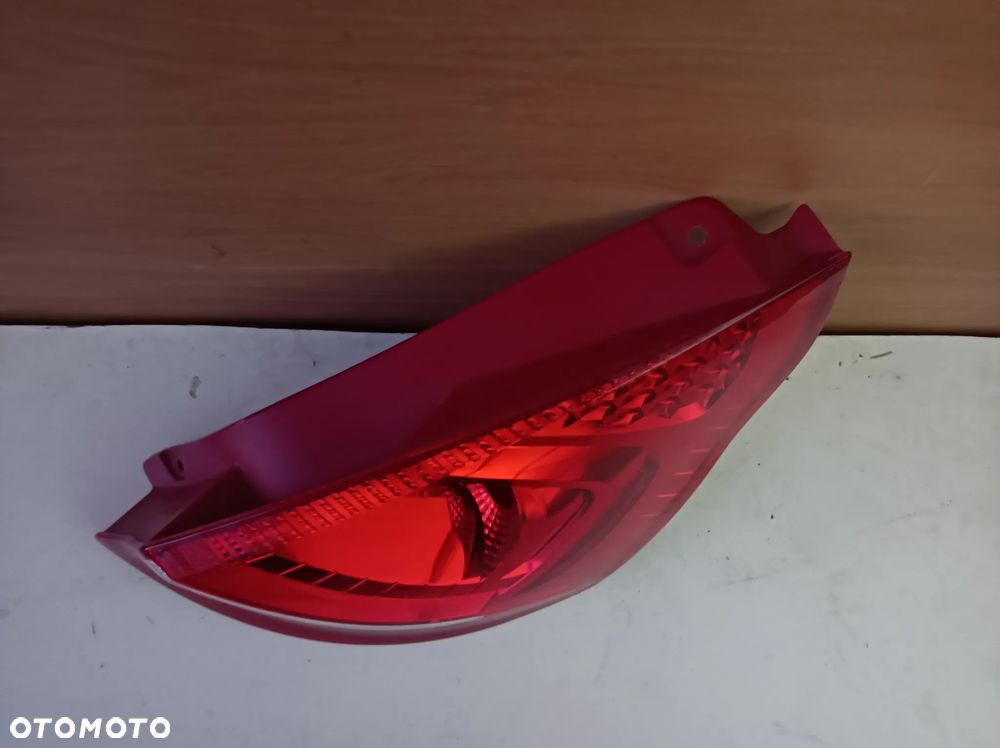 FORD FIESTA MK7 LAMPA PRAWY TYŁ 8A6113404A - 2