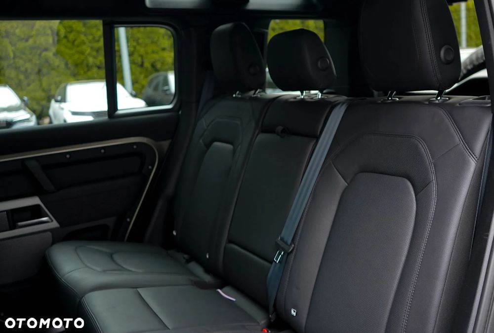 Land Rover Defender 3.0 D200 mHEV - 32