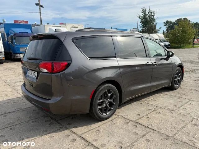 Chrysler Pacifica - 17