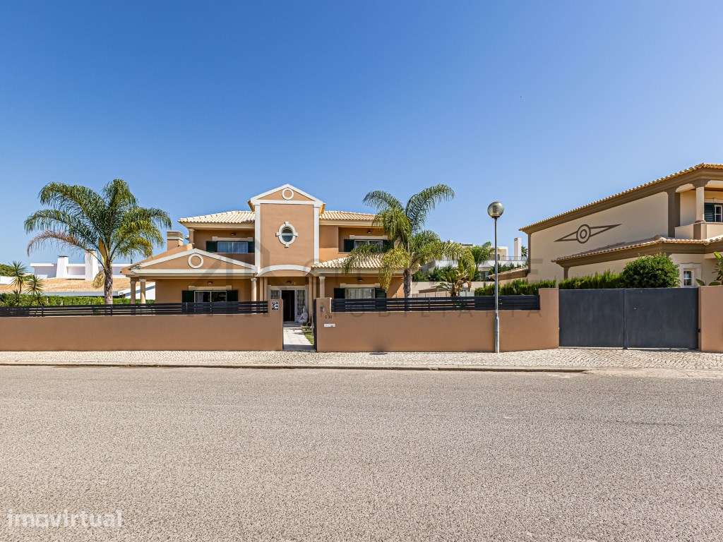 Moradia T3+1 com piscina e jardim em Vale Pedras, Albufeira. - Grande imagem: 2/33