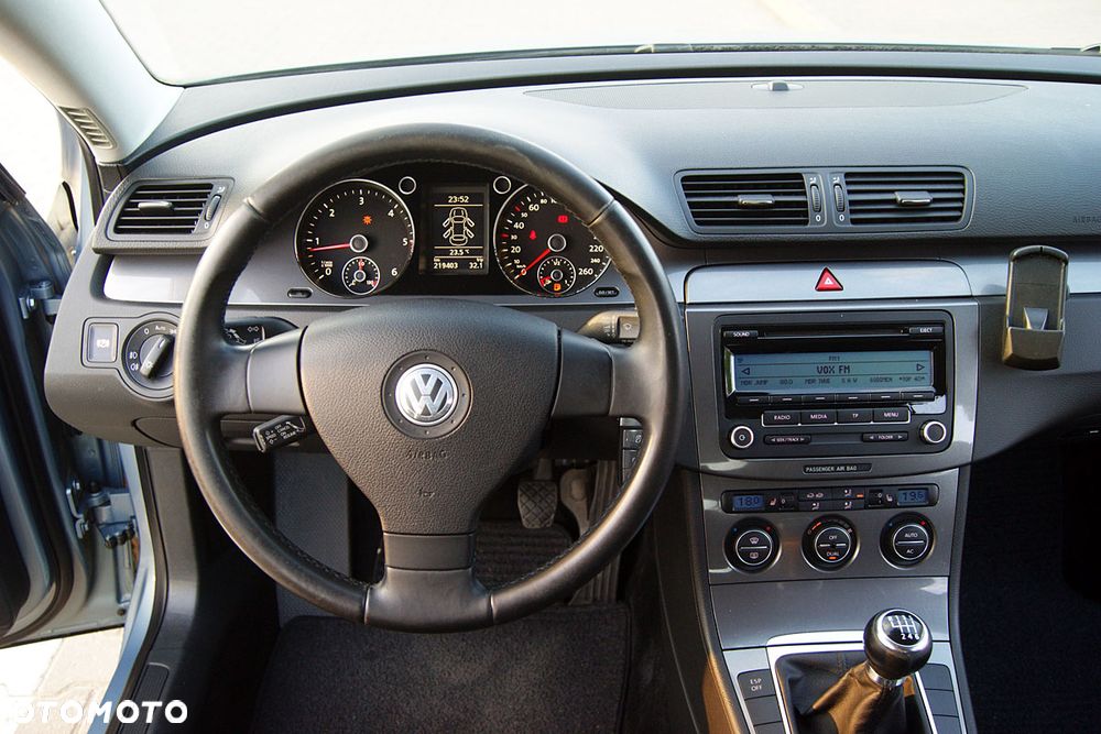 Volkswagen Passat 2.0 TDI DPF BlueMotion Technology Comfortline - 29
