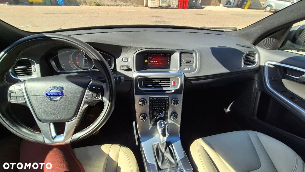 Volvo V60 T3 Drive-E Dynamic Edition (Momentum) - 4