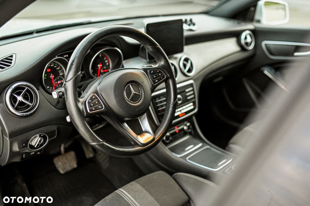 Mercedes-Benz CLA 180 7G-DCT Peak Edition - 24