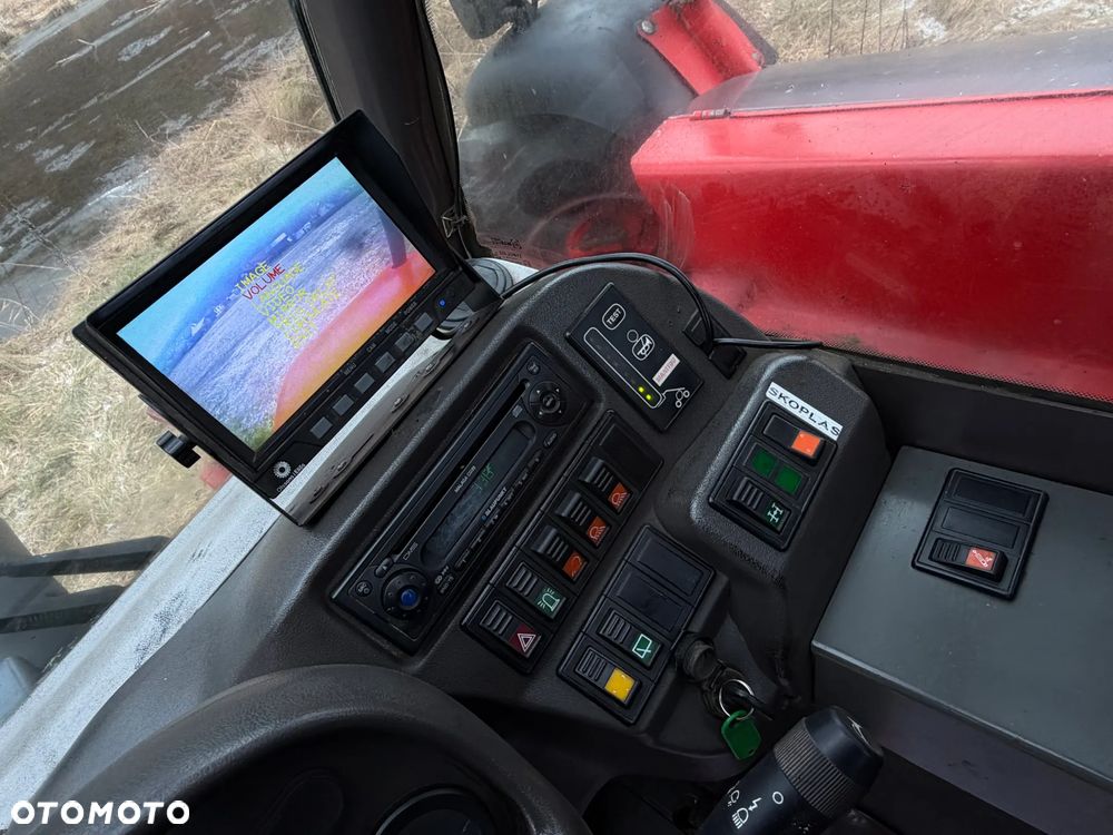 Manitou MLT523  Ładowarka teleskopowa 5m Wysięg 2,3 tony udzwig. Posuw wideł Hydrauliczny oraz rozsuwanie wideł hydr. Szybko-złącze hydrauliczne. 2x kamera PERKINS silnik TURBO  z Komuny Norweskiej! Jak Nowa 4287 mtg Zero luzów wycieków SERWISOWANA w  DEKRA.  Opony jak Nowe. Napęd 4x4 Hydrostatic REWERS - 35