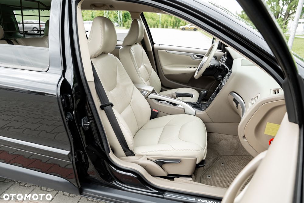 Volvo XC 70 AWD Momentum - 28