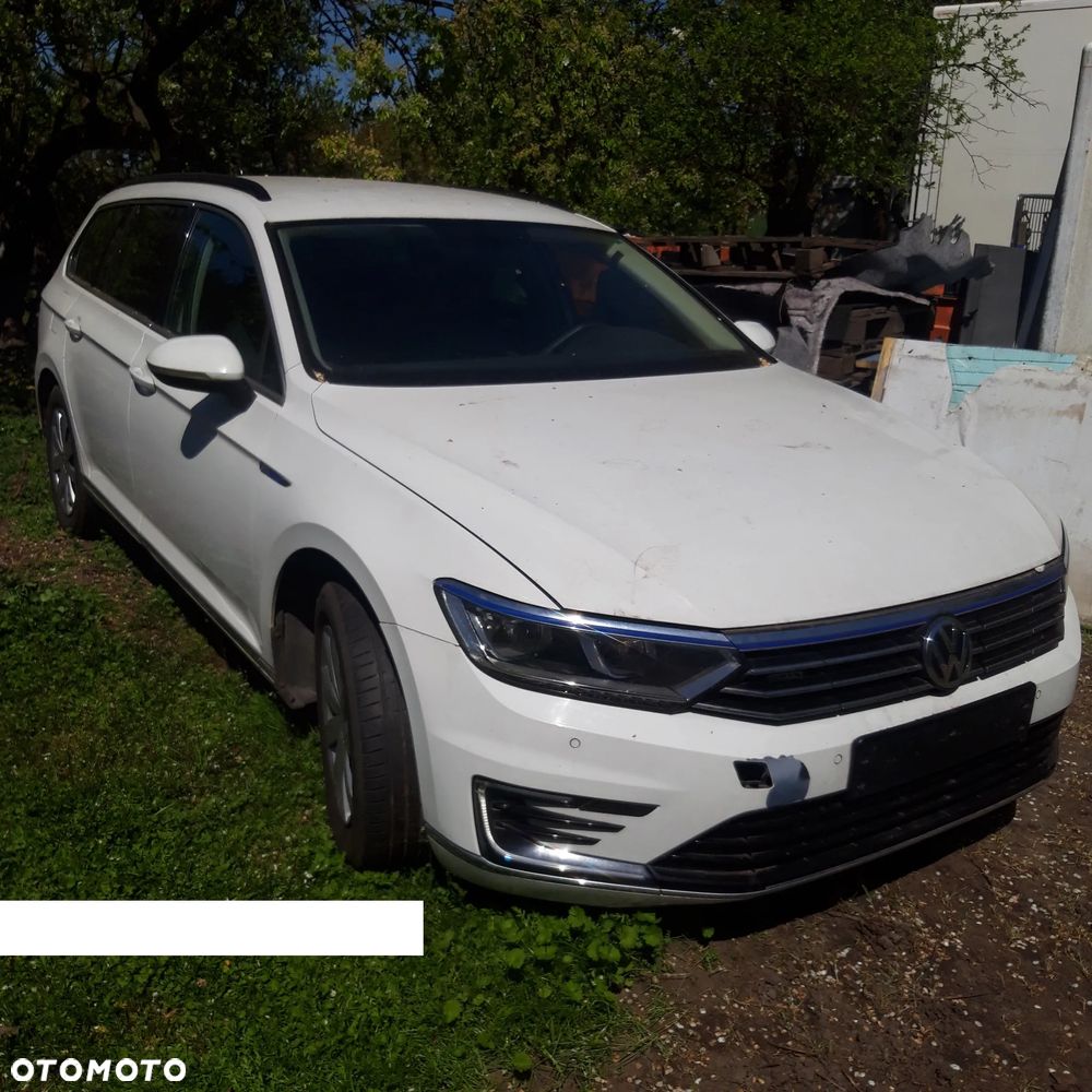 Volkswagen Passat - 1