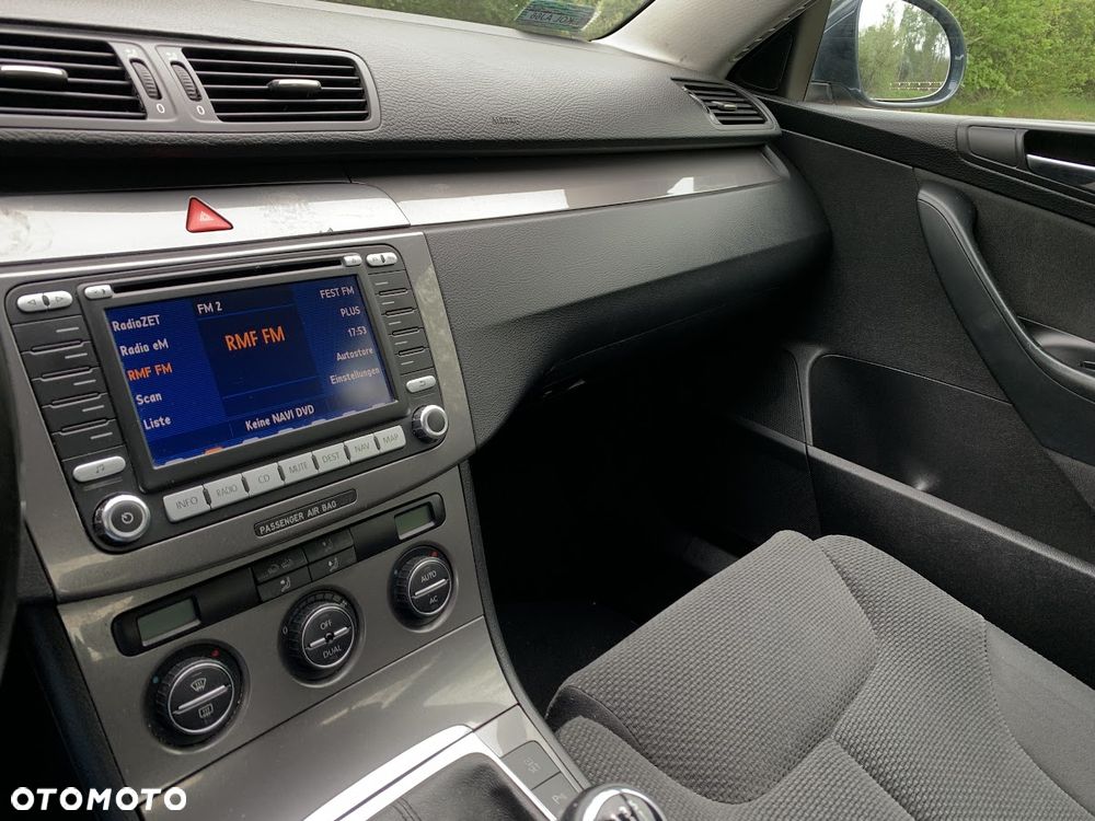 Volkswagen Passat 1.9 TDI DPF BlueMotion - 14
