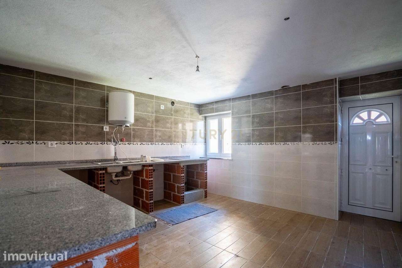 Moradia T3 em renovação com pátio, arrumos numa localização sossegada - Grande imagem: 3/26