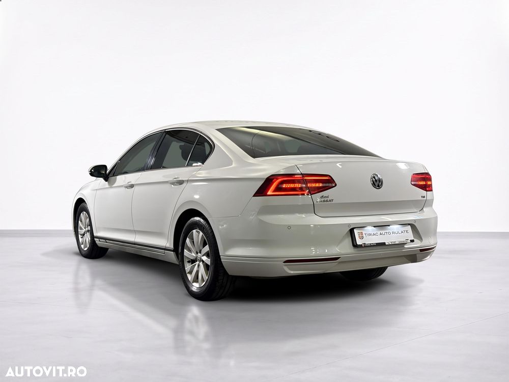 Volkswagen Passat - 4