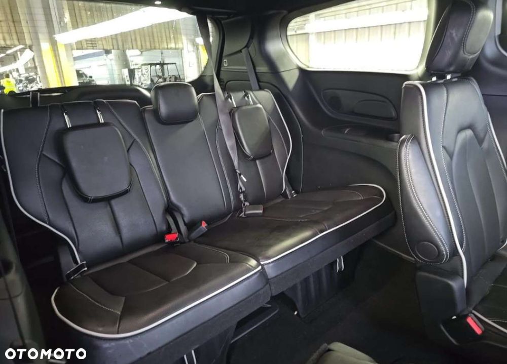 Chrysler Pacifica - 17