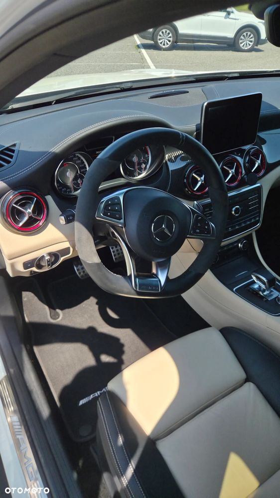Mercedes-Benz GLA - 24