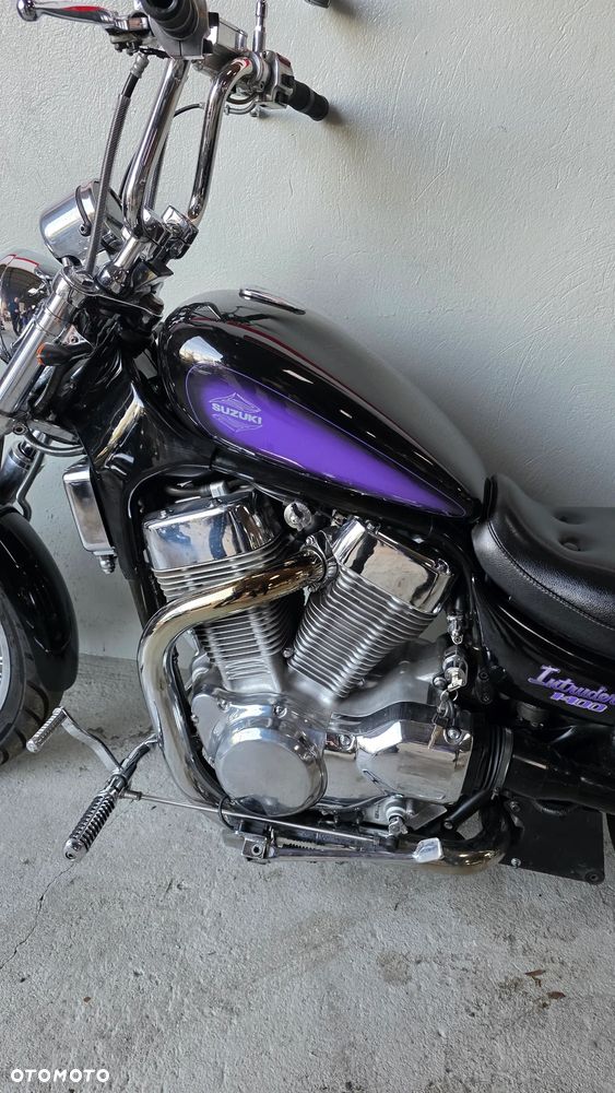 Suzuki Intruder - 12