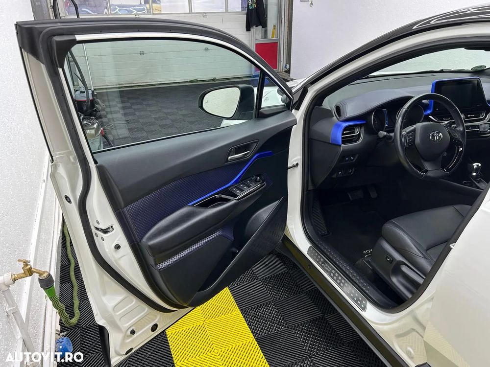 Toyota C-HR Hybrid Style Selection - 21