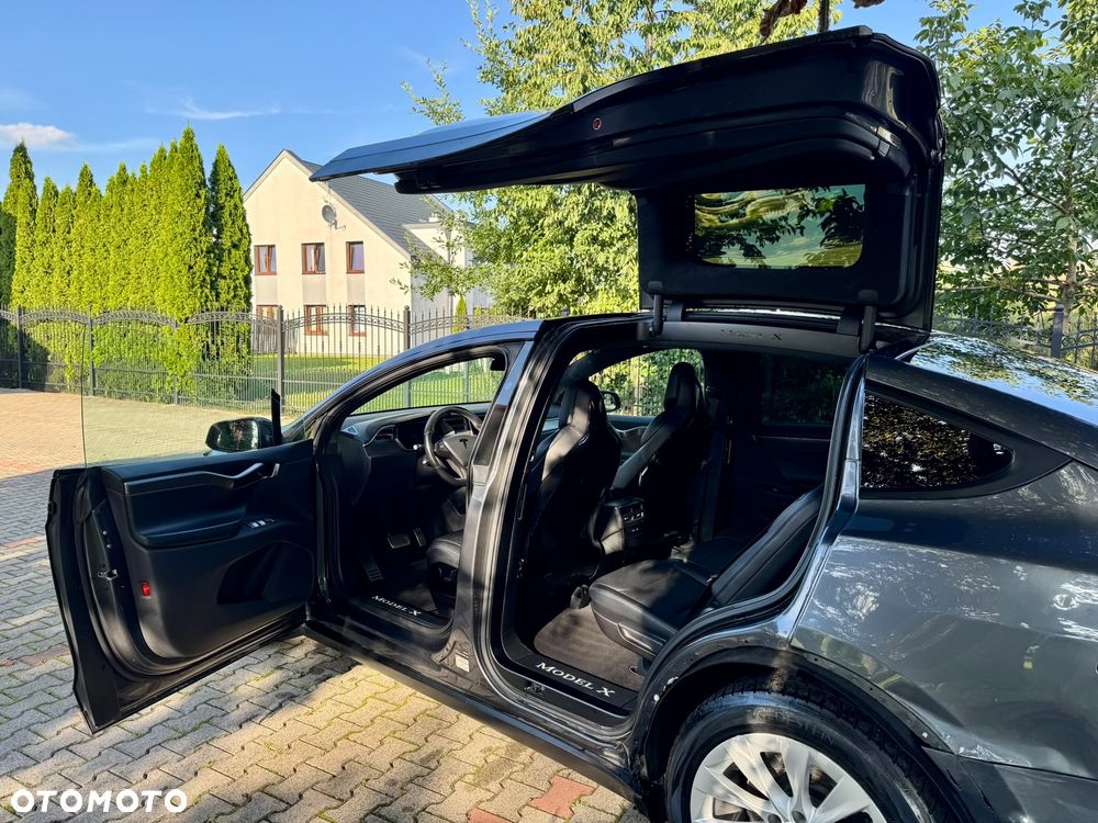 Tesla Model X - 9