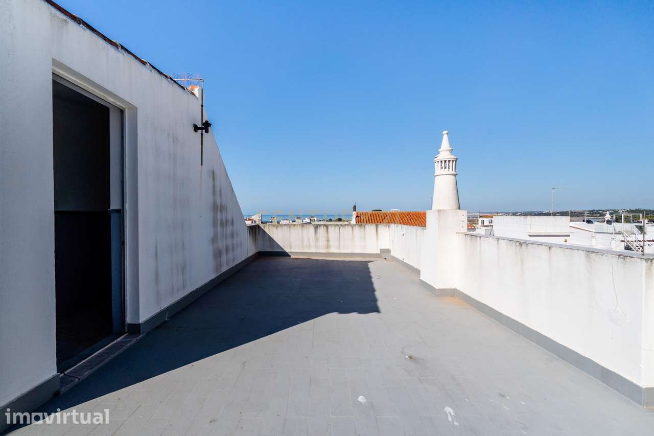 No Centro de Alvor: Moradia, Garagem e Loja, Com Vista Mar e Ria. - Grande imagem: 3/52