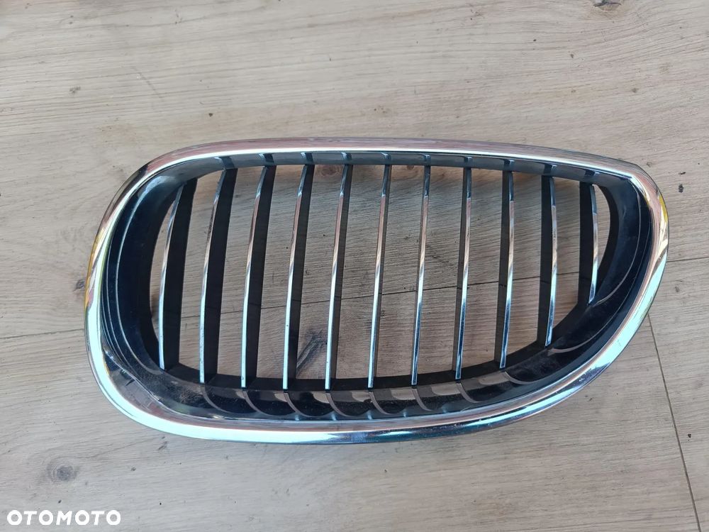 BMW E60 E61 NERKA ZDERZAKA MASKI CHROM LEWA ATRAPA GRIL ORYGINAŁ 7065701 - 1