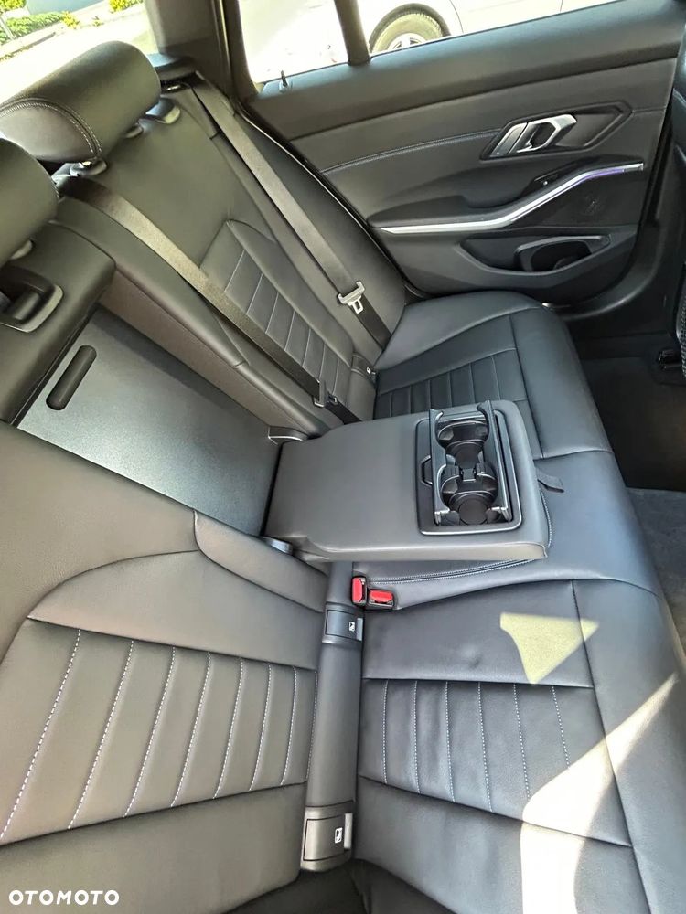 BMW Seria 3 320d xDrive M Sport - 29