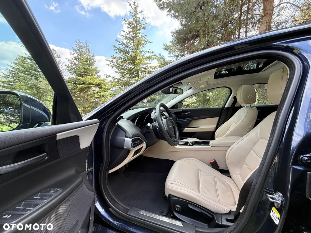 Jaguar XE 20d Prestige - 14