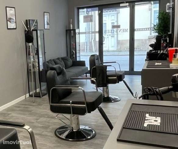 Cadeiras de Barbeiro no Centro São Mamede Infesta - Grande imagem: 3/5