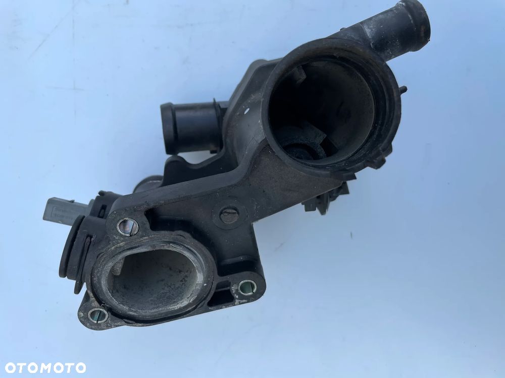 Obudowa termostatu vw Golf V 1.4 16V BCA 032121111BM - 3