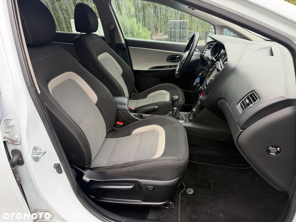 Kia Ceed 1.6 GDI ISG Dream-Team Edition - 29