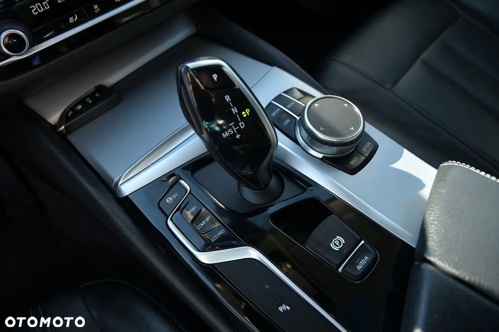 BMW Seria 5 520d Sport Line - 29