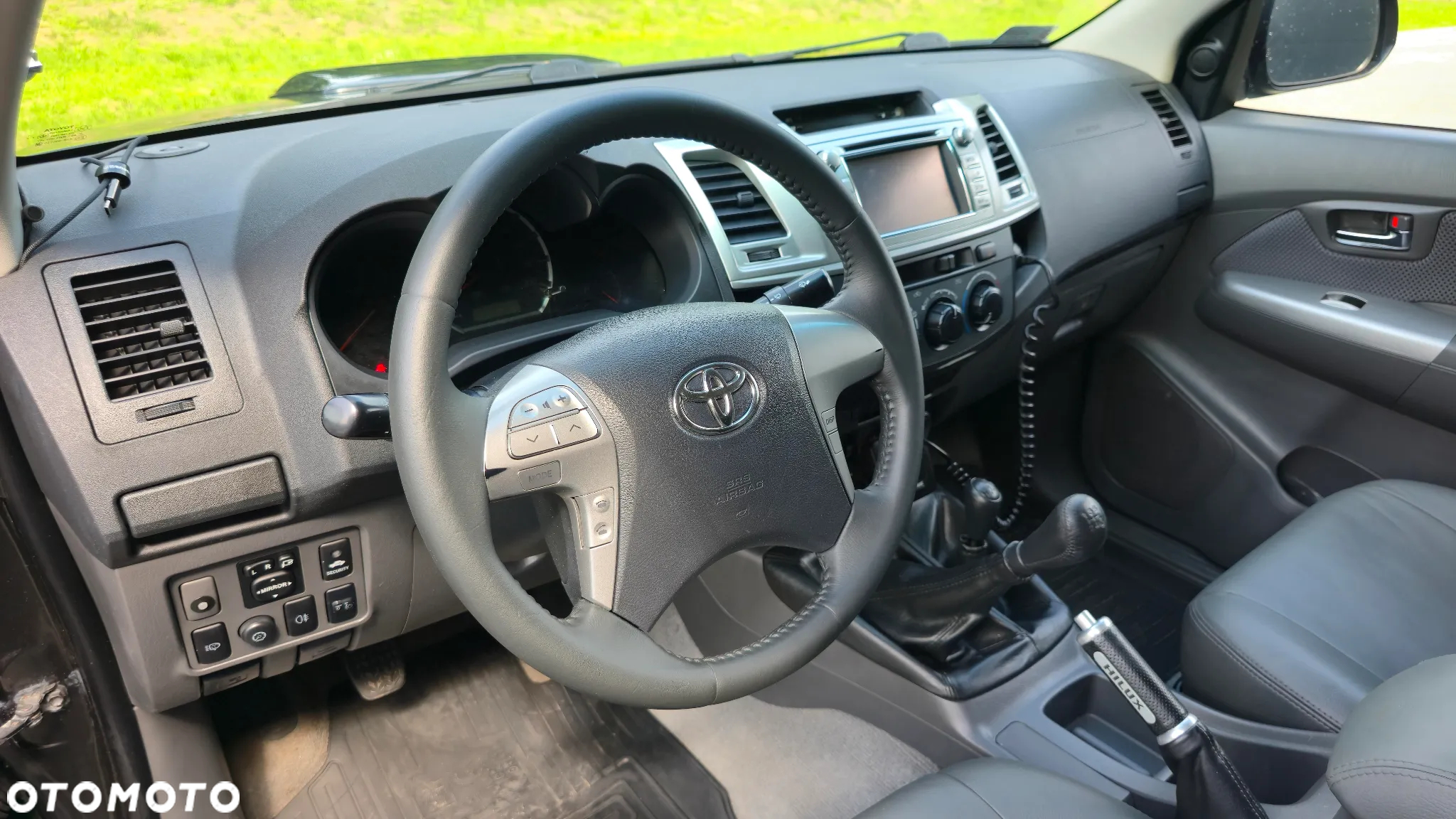 Toyota Hilux 2.5 D-4D SR - 24