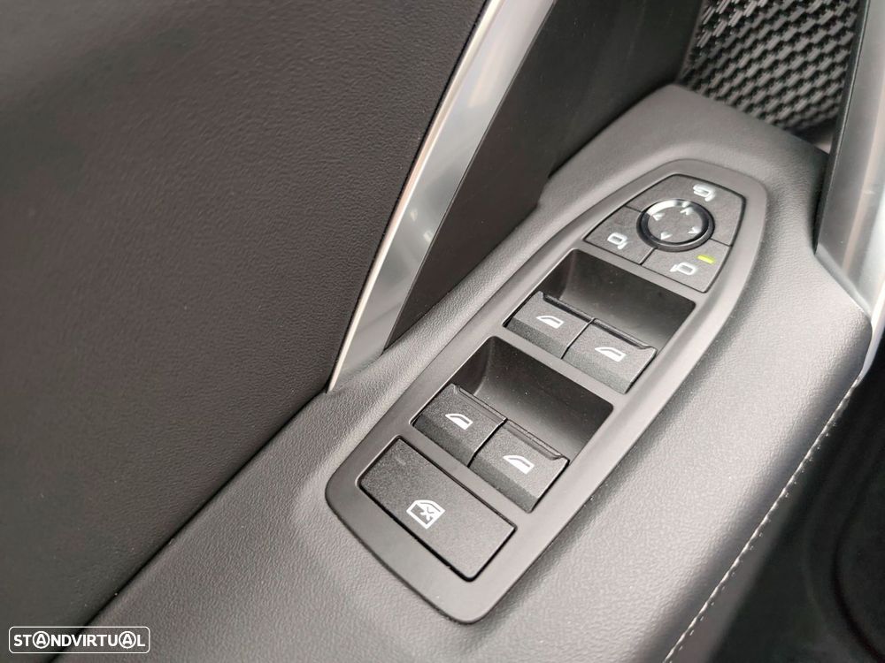BMW iX1 eDrive20 Pack Desportivo M - 24