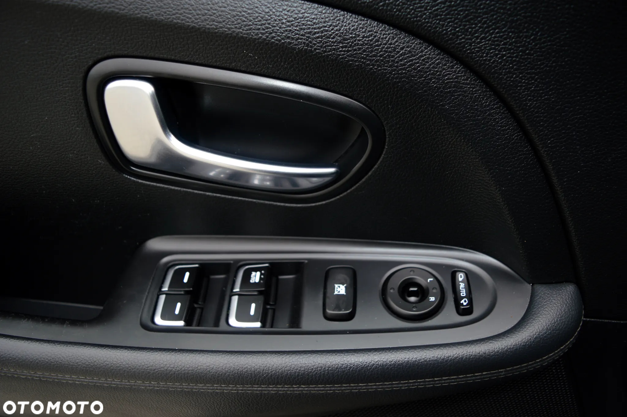 Kia Carens - 23