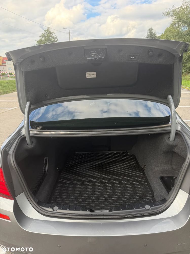 BMW Seria 5 525d xDrive - 12