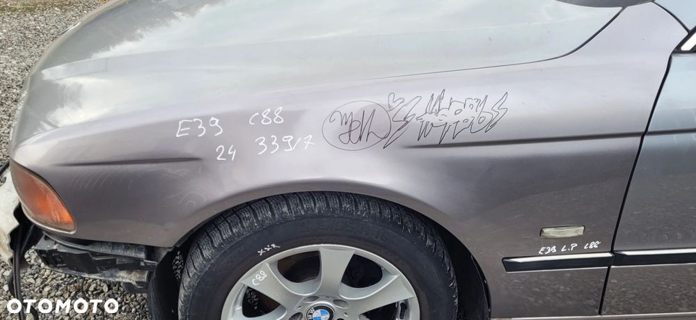 BŁOTNIK LEWY PRZÓD PRZEDNI BMW E39 339 ASPENSILBER SEDAN KOMBI C88 - 1