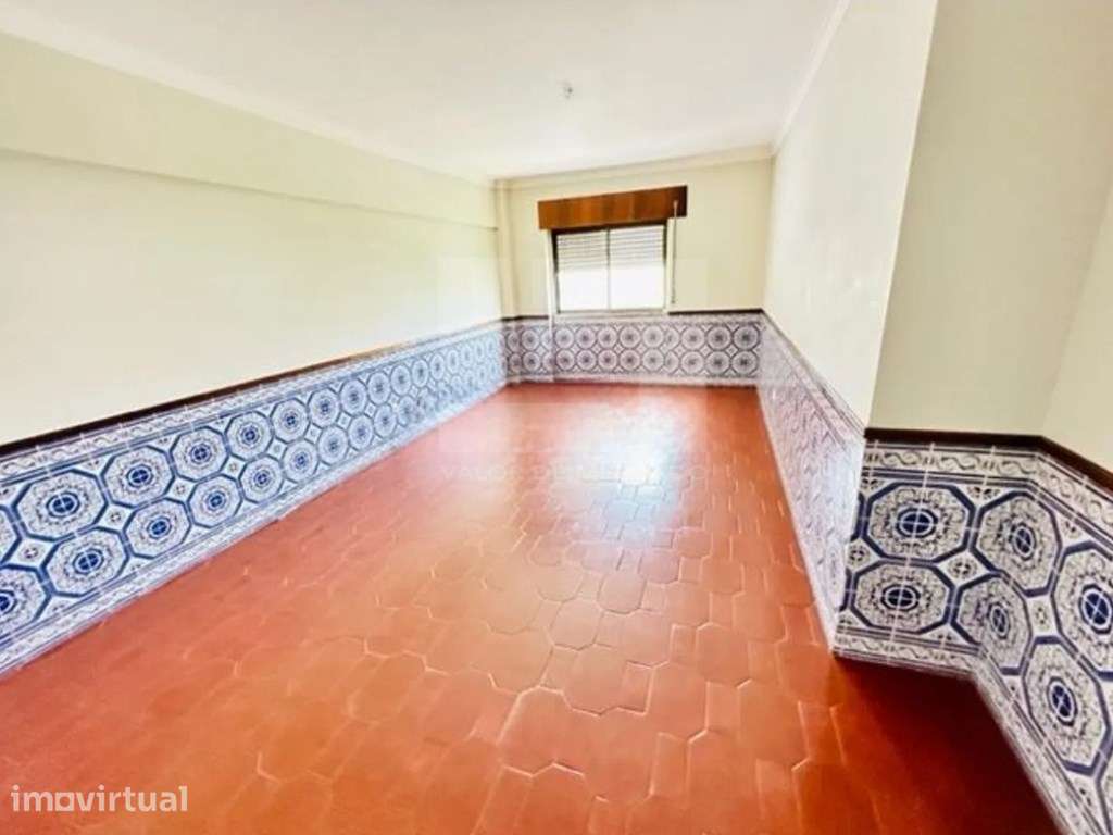 Apartamento T2 no Cacém - Boa Localização e Excelente Potencial - Grande imagem: 2/27