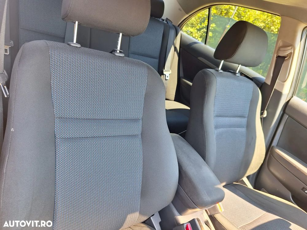 Toyota Avensis 1.6 Sedan Terra - 7