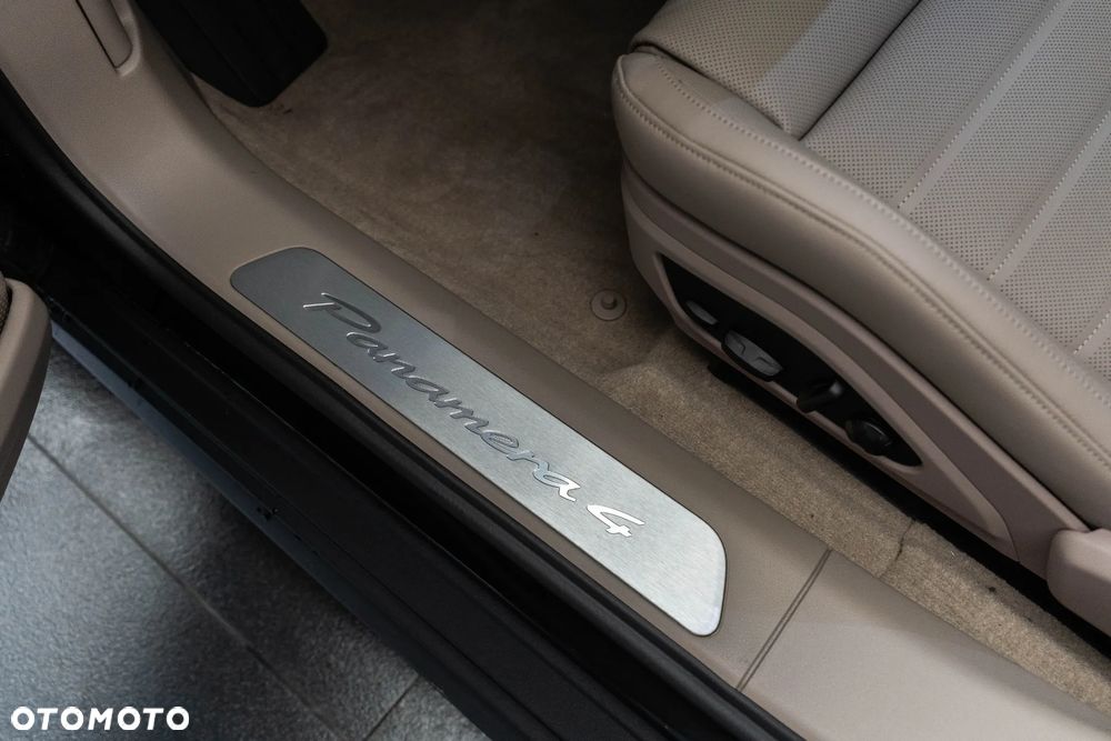 Porsche Panamera 4 E-Hybrid PHEV - 30