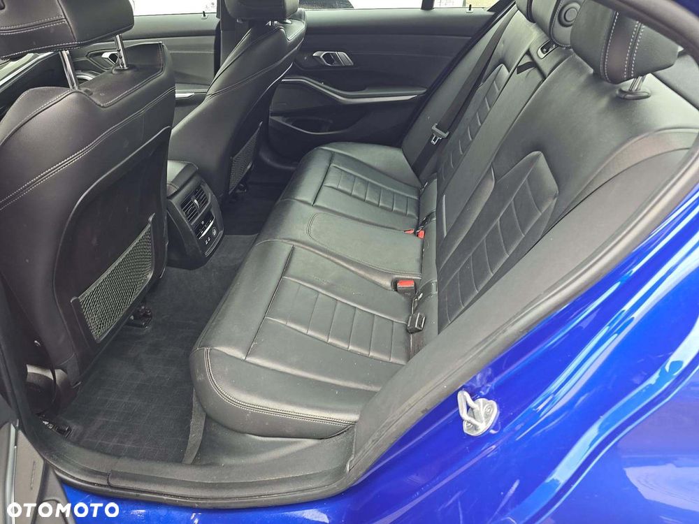 BMW Seria 3 330i xDrive M Sport - 9