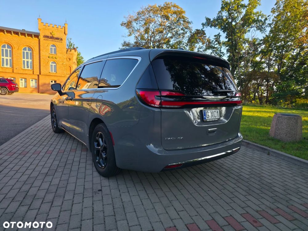 Chrysler Pacifica - 16